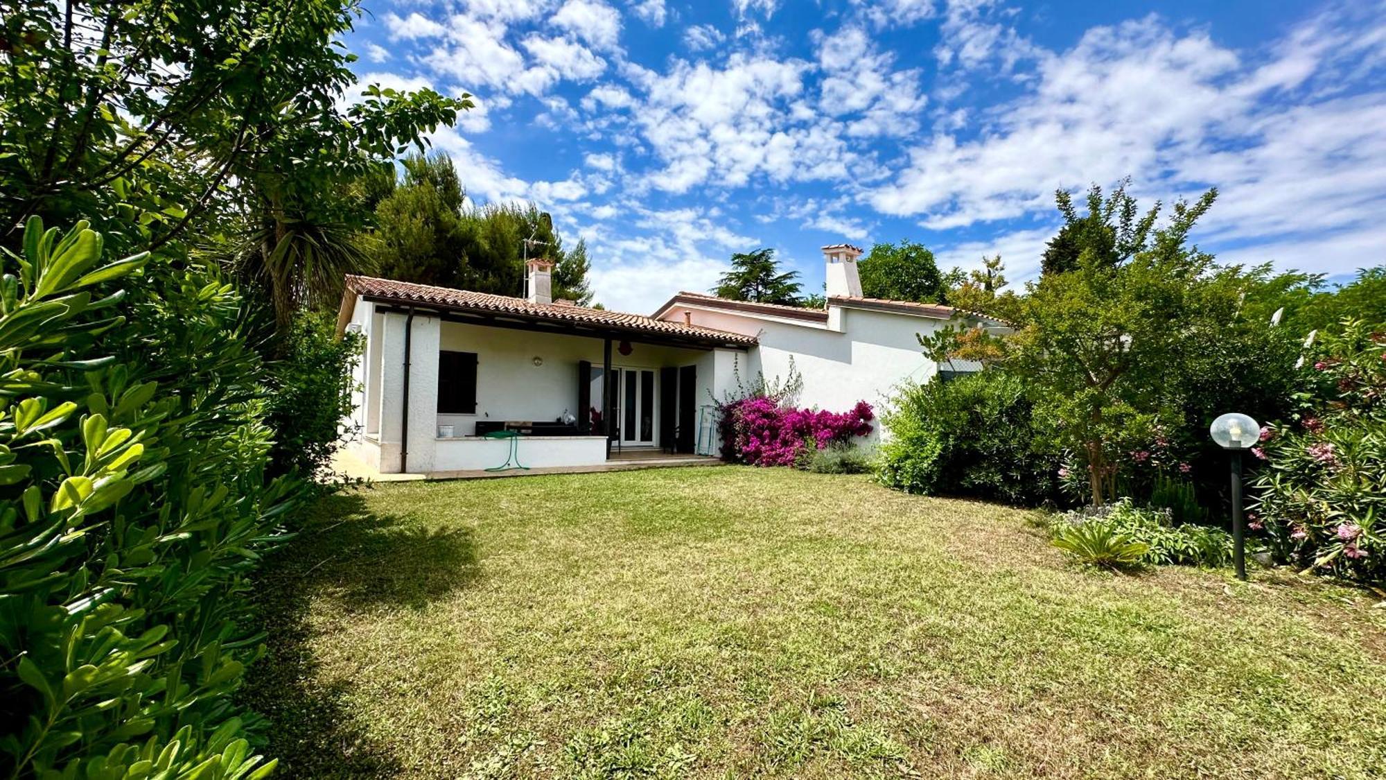 N084 - Numana, Villa Quadrilocale Con Meraviglioso Giardino Extérieur photo